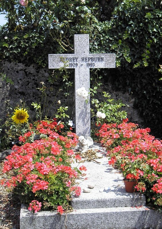 Grave_of_Audrey_Hepburn,_Tolochenaz,_Switzerland_-_20080711