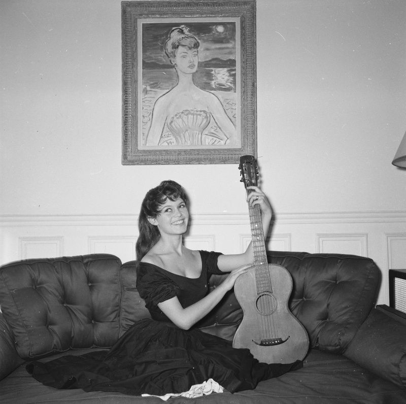 1955-chez_bb-par_gaston-robe_noire-040-1