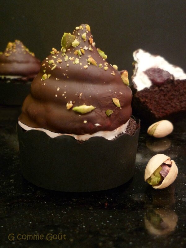 Hi-Hat cupcakes au chocolat, cerise et pistache