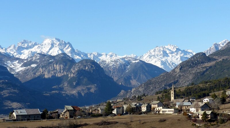 Eygliers_depuis_le_plateau_de_Simoust