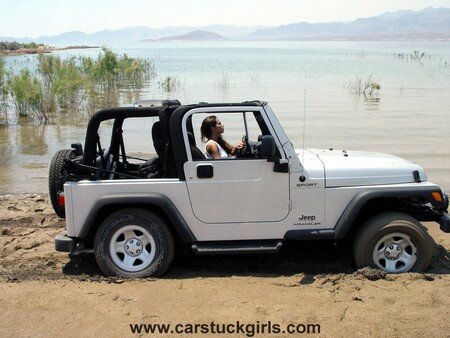 jeep_wrangler_girl_mud_stuck_007