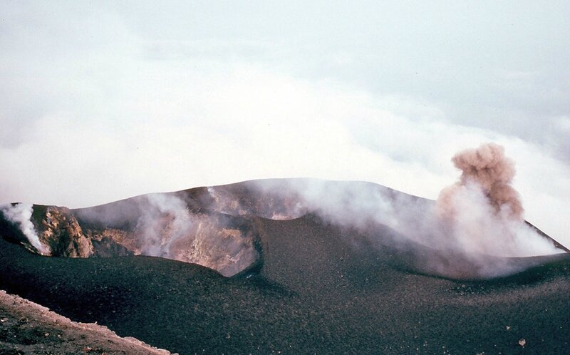 1024px-Stromboli_Gipfelkrater