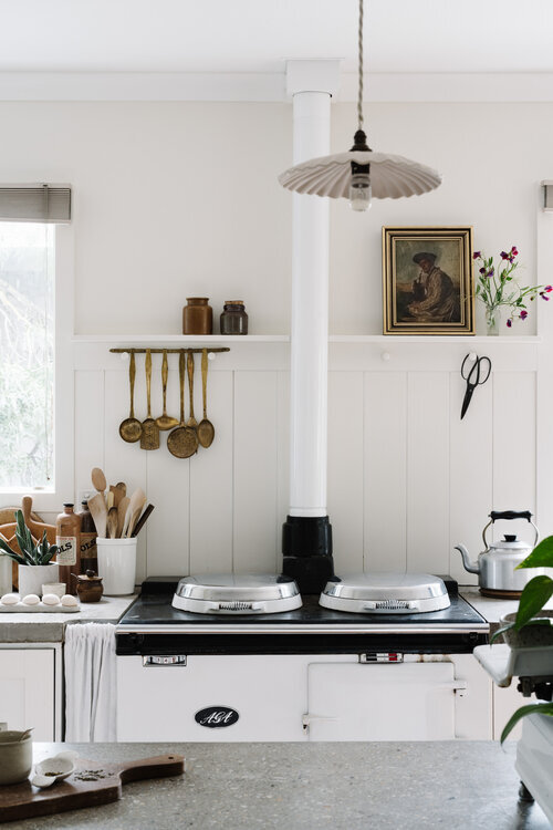 Marnie+&+Ryan+Hawson's+white+weatherboard+cottage+in+the+Macedon+Ranges,+with+white+AGA+stove