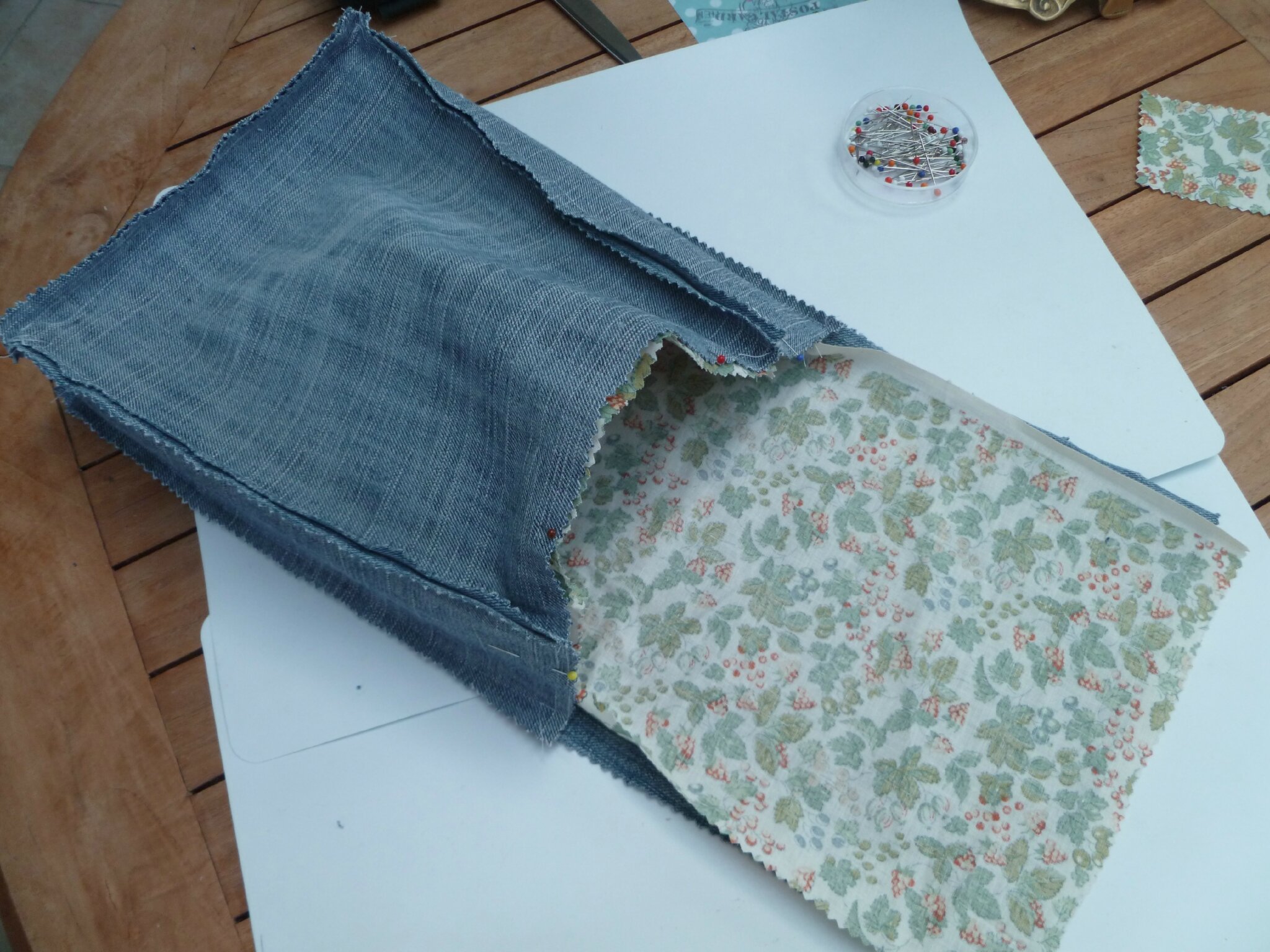 Recup jeans un petit sac a porter a l epaule ou en bandouliere et son tuto. Fil et Petits Pois