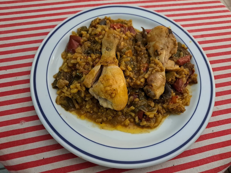 Pisto au riz et pilons de poulet au curry