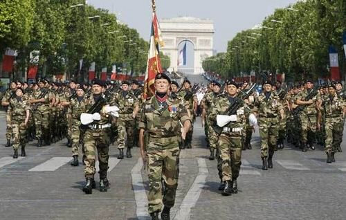 Bilan de santé, formation aux premiers secours, stage... : à quoi va ressembler le service national universel ? Armée française Défilé du 14 juillet