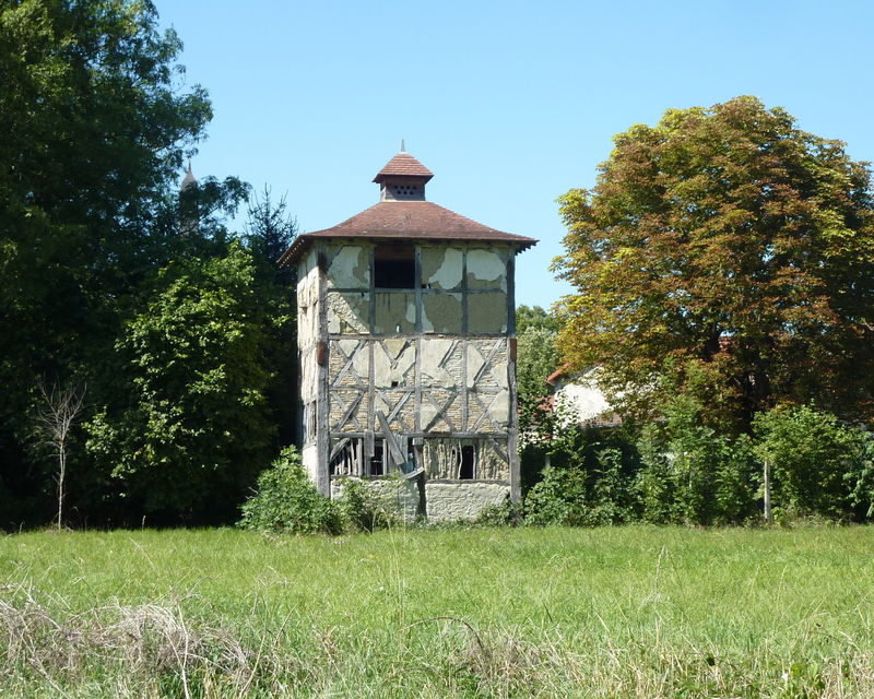 pigeonnier à Villeneuve-les-Cerfs (à fonctions combinées)