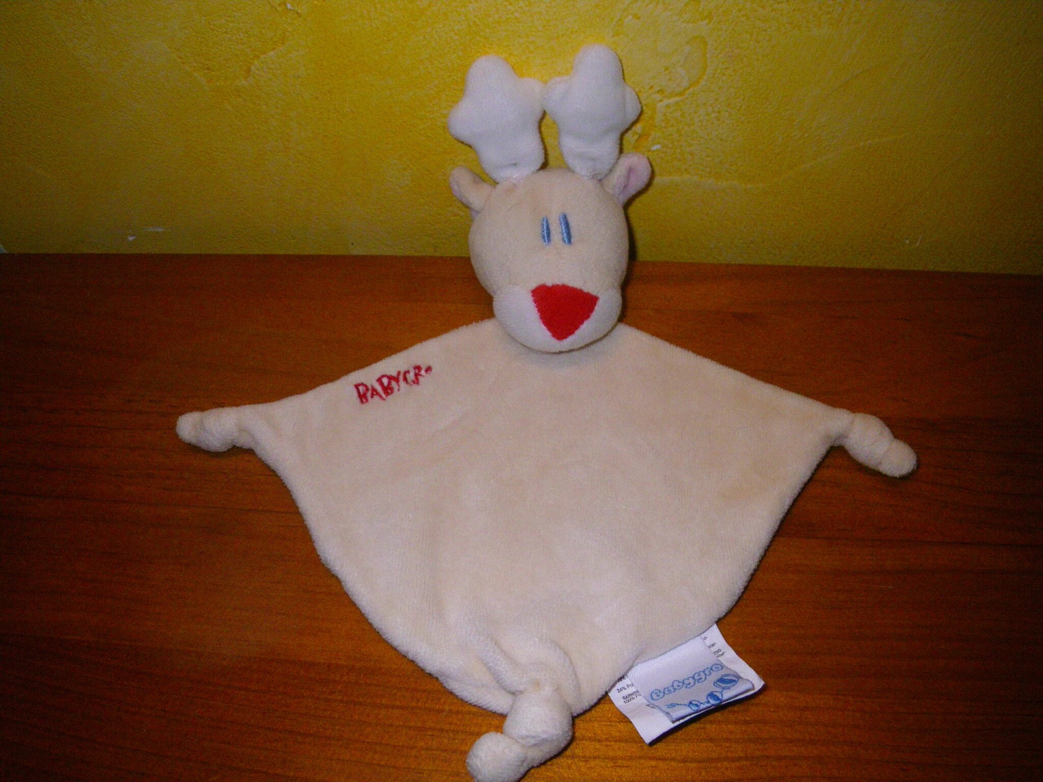 renne marque Babygro, couleur beige, doudou plat nez rouge