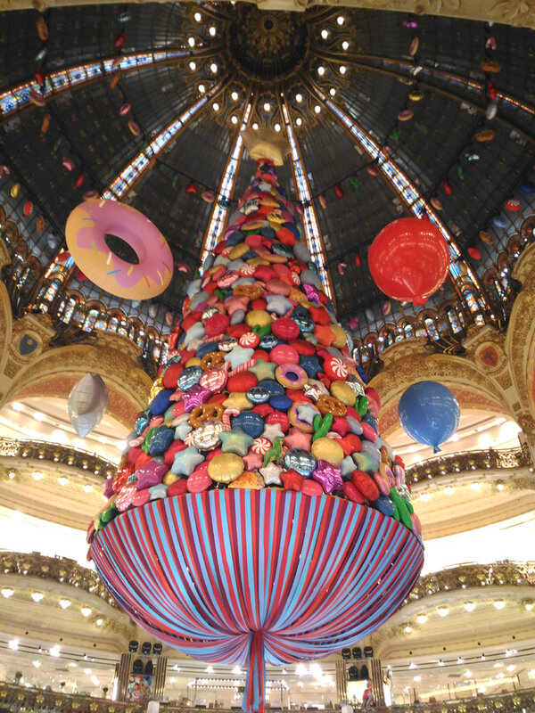 noel_2017_galeries_lafayette_sapin_ballons