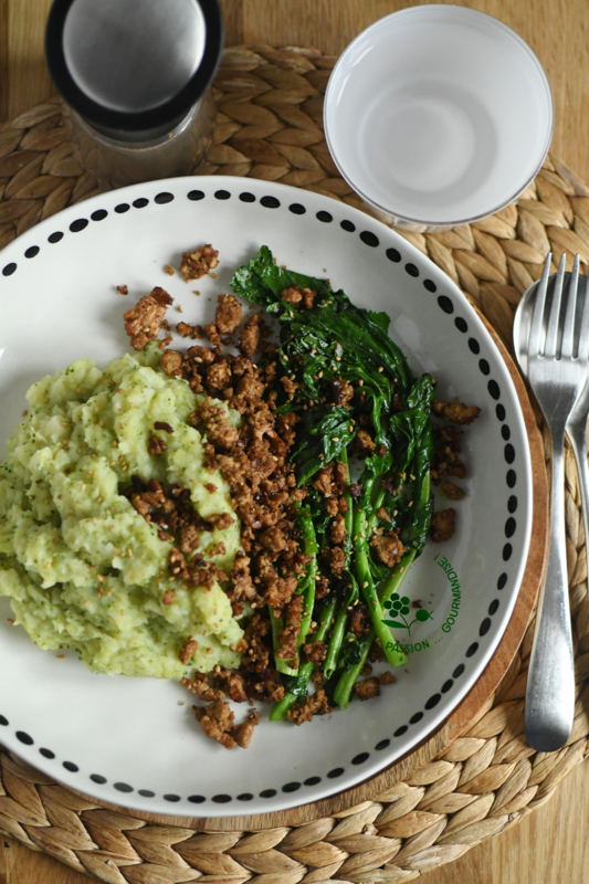 Assiette de purée pomme de terre-panais-brocoli, chou Cima di Rapa poêlé & tofu brouillé laqué_2