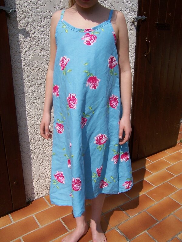 Robe bleue avec roses