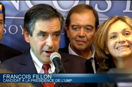 francois-fillon-est-grave-valerie-pecresse-sourit_260643_516x343