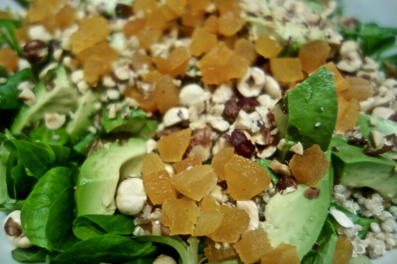 salade quinoa à l'avocat et aux fruits secs