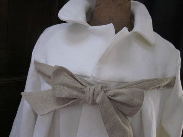 Manteau de lin épais et dense blanc noué d'un lien de lin brut sur le devant (15)