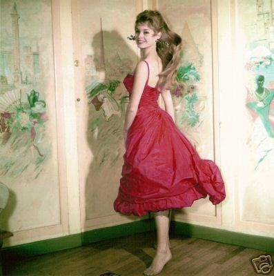 1955-en_rouge_robe-010-1