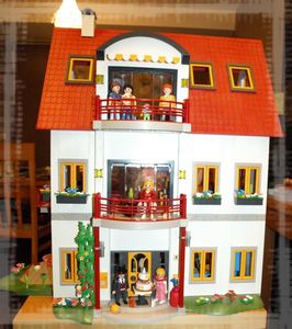 maison_playmobil_amenagee_devant