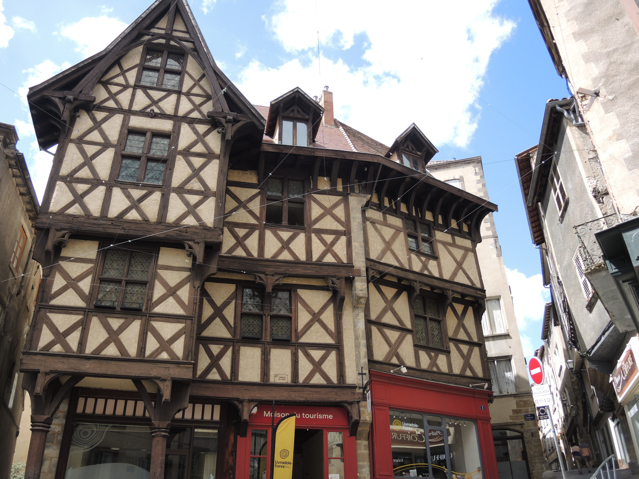 Thiers, centre ville, office du tourisme (63)