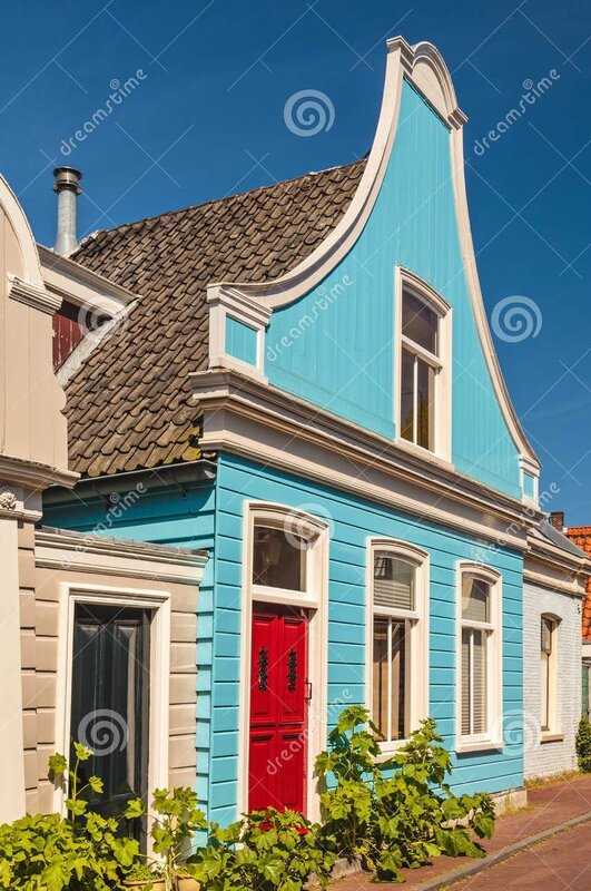 maison-en-bois-bleue-antique-colore-aux-pays-bas-44025589
