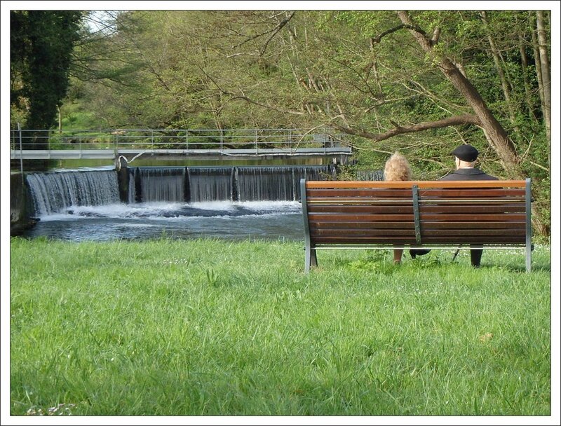 ville couple banc chute eau 070414