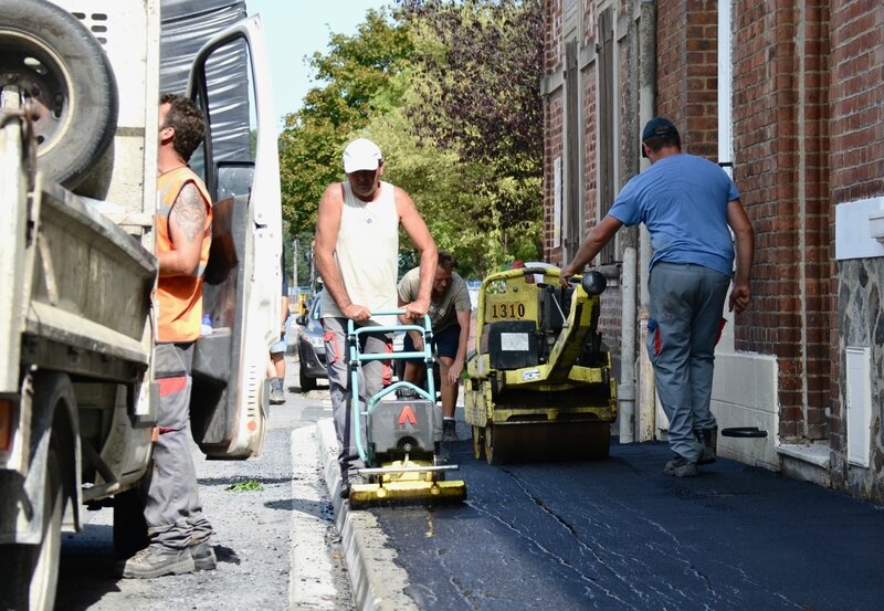 TRAVAUX 2017 TROTTOIR RUE CAMILLE DESMOULINS enrobé dameuse