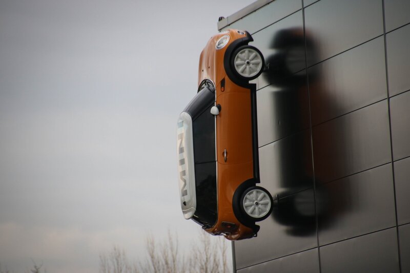 Mini sur la façade du nouveau concessionnaire Mini et BMW