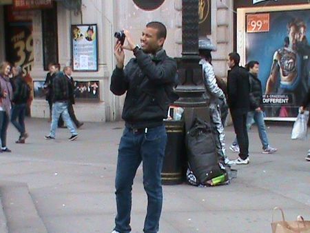 marcos prend photo piccadilly