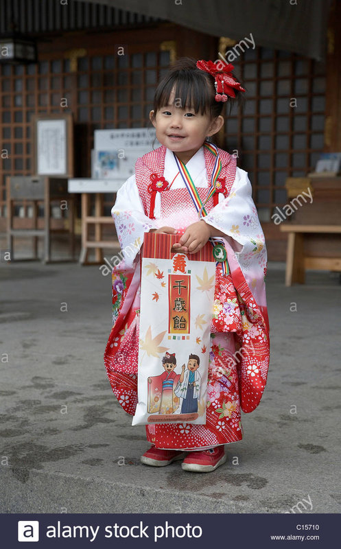 painet-kc4888-petite-fille-kid-kids-enfants-habilles-en-kimono-japon-asie-temple-shinto-hokkaido-sapporo-se-portrait-vertical-c15710