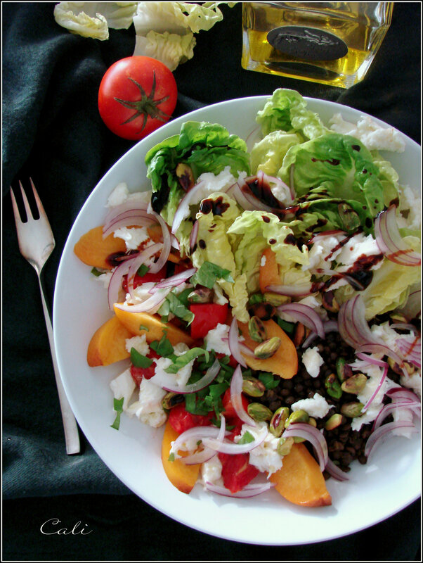 Salade de Tomates et Pêches, Sucrine, Lentilles, Pistaches & Mozzarella 002