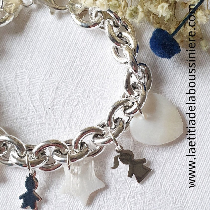 Bracelet personnalisé sur chaîne argent massif gros maillons ovales composé de pendentifs en nacre et en argent massif (détails 1)