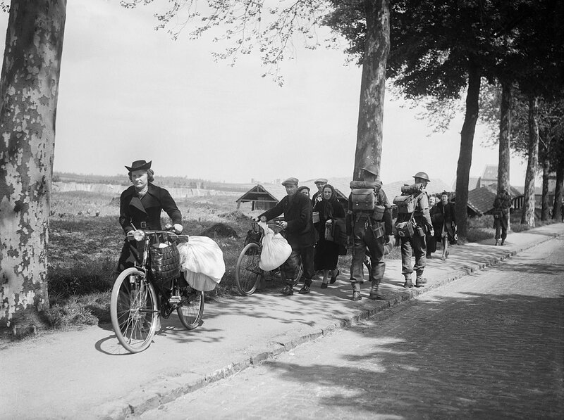 1280px-British_troops_and_Belgian_refugees_on_the_Brussels-Louvain_road,_12_May_1940__F4422