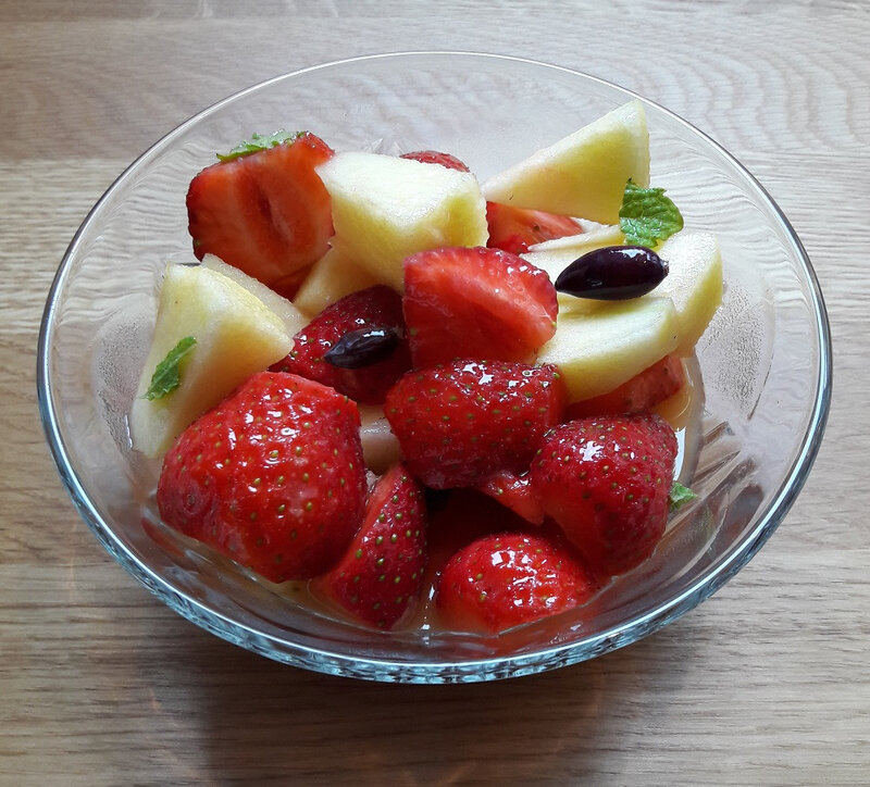 Salade de fraises et pommes au jus de fruits et à la menthe