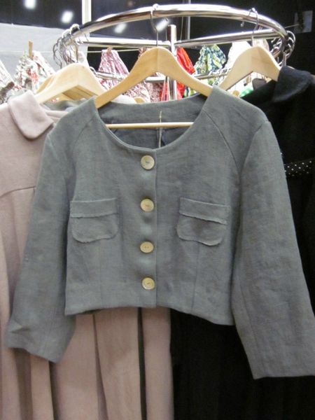 Veste courte à la taille, ceintrée, en lin épais gris avec poches plaquées effilochées, découpes épaules et boutons de nacre - taille XL (1)