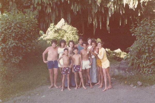 En compagnie de jeunes tahitiens devant le trou du souffleur