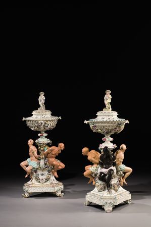 Paire_de_grandes_coupes_en_porcelaine_dans_le_style_de_Meissen__40