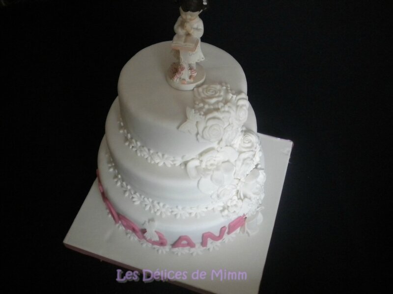 Un gâteau de communion tout blanc en pâte à sucre 8