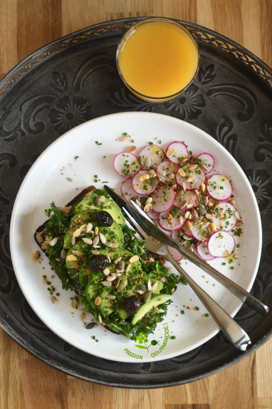 Tartine thon-chou kale-avocat, salade de radis & graines