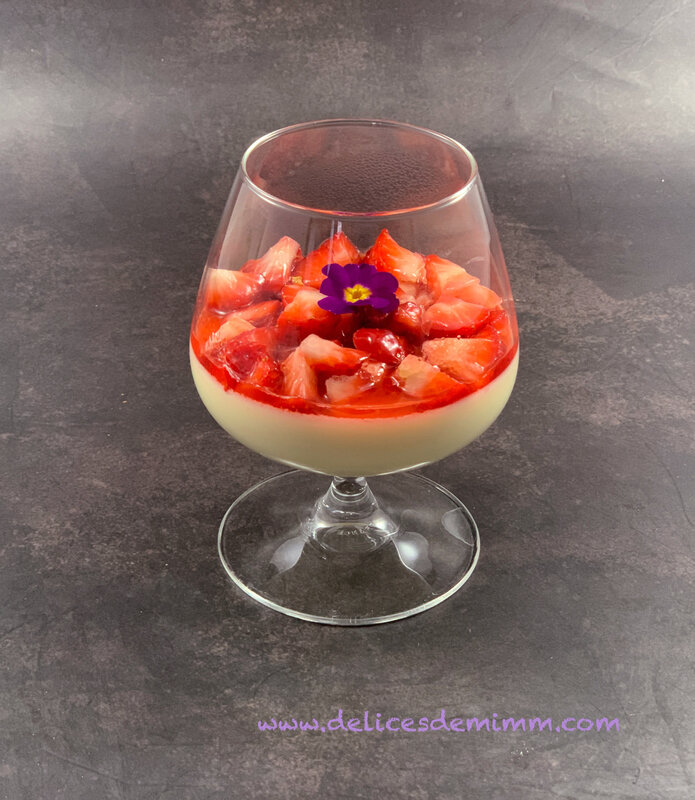 Panna cotta fraises et violette 5