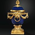 Vase pot-pourri en <b>porcelaine</b> de <b>Sèvres</b> bleu nouveau et bronze doré d'époque Louis XVI, vers 1770, attribué au marchand-mercier 