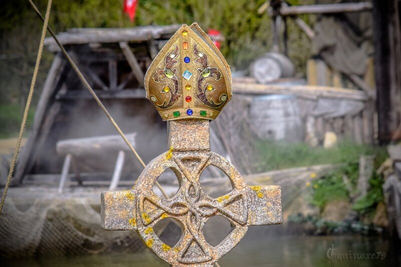 La mitre est un couvre-chef Saint Philibert puy du fou