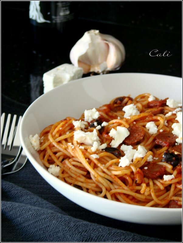 Spaghetti Epicés à la Merguez, Olives Noires & Feta 001