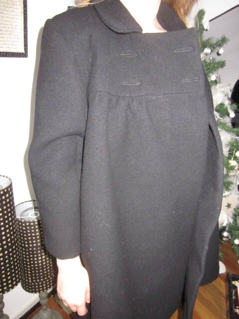 Manteau court EDITH en lainage noir - double boutonnage, col claudine, manches trois quart - doublure de satin assortie - boutons recouverts dans le même tissu - taille 34 (4)
