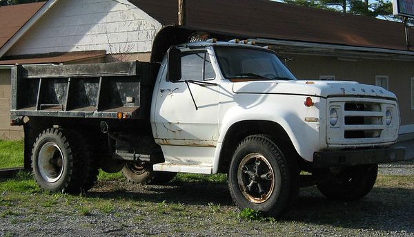 800px-1974_Dodge_D-series_dump_truck_white_wv1