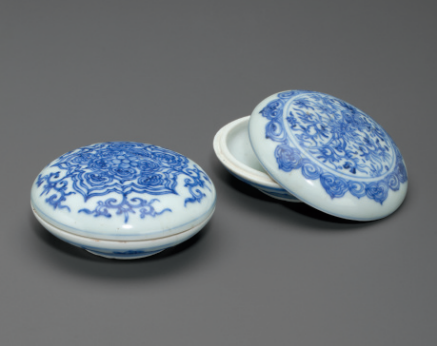 Two small blue and white circular boxes and covers, Chongzhen period, circa 1643