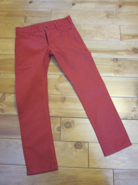 Jeans Slim pour HOMME en toile de coton rouge hermès, 4 poches, braguette à boutons (2)