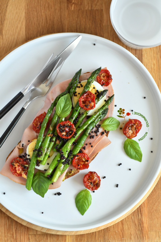 Tartine pesto, mortadelle, asperges poêlées, oeuf dur, tomates confites, basilic & graines de colza_4