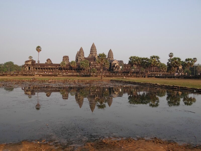 Vue classique sur le temple central d'Angkor Vat depuis la rive du bassin Nord