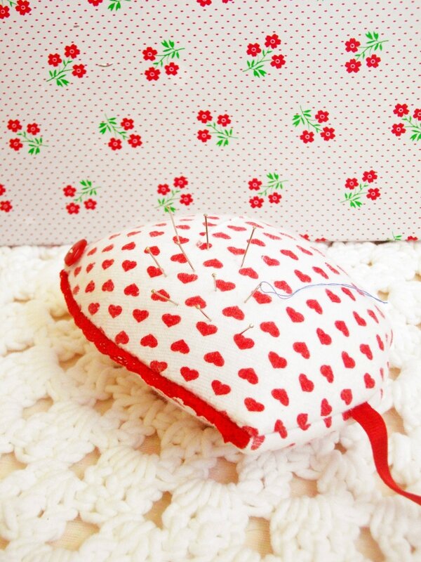 pique-aiguille-coeur-dentelle-bouton-adhésif-kitsch-kitchen-fleurs-napperon-crochet