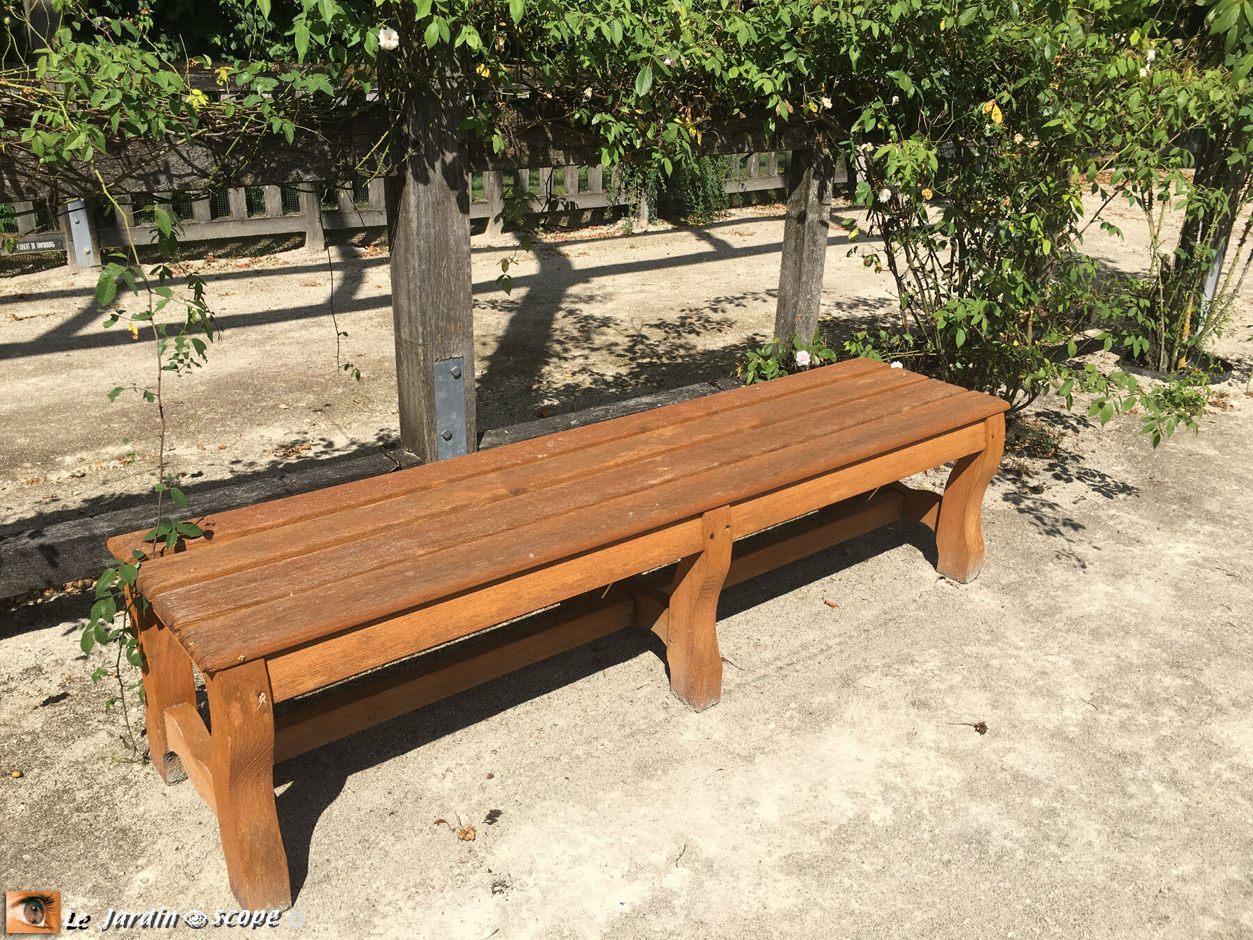 Banc en bois verni sans dossier - Château de Chamerolles