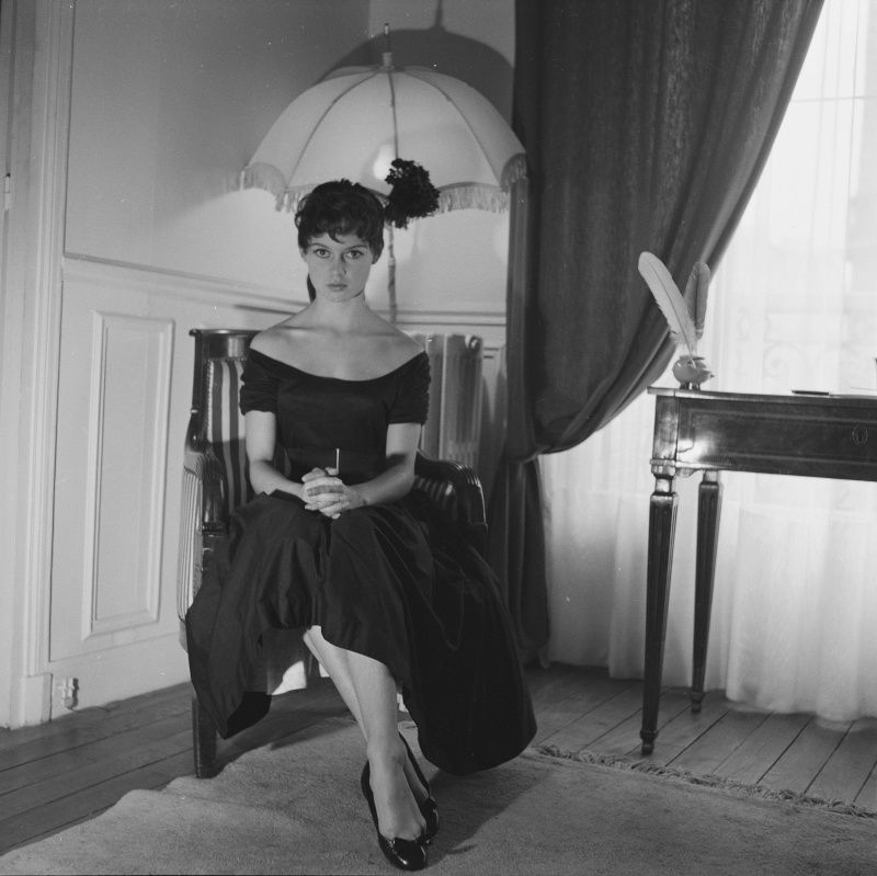 1955-chez_bb-par_gaston-robe_noire-021-1