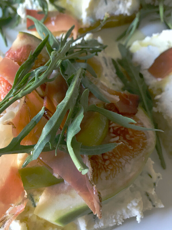 focaccia ricotta/ciboulette/figues/speck/roquette